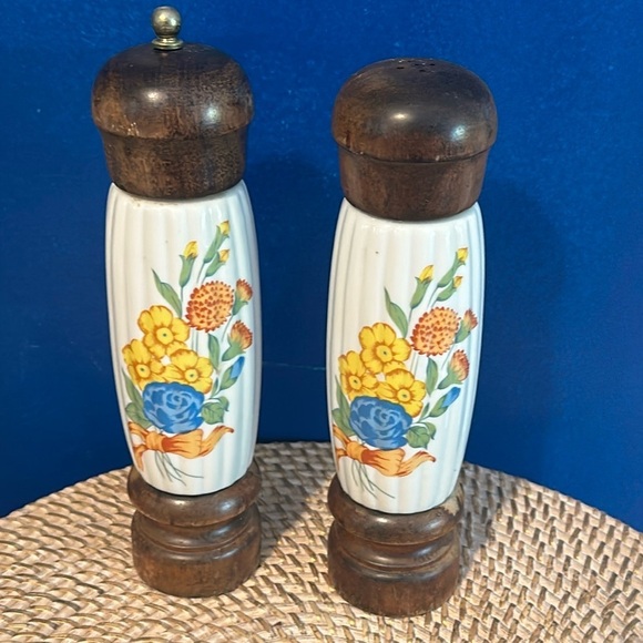 Vintage MCM Wood & Porcelain Floral Salt and Pepper Grinder Set 9.3” Tall - Picture 1 of 6